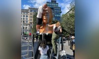 Busto de George Floyd é vandalizado em NY e visitantes se unem para restauração