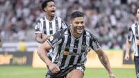 Com dois gols de Hulk, Atlético-MG vence e mantém vantagem no topo do Brasileiro