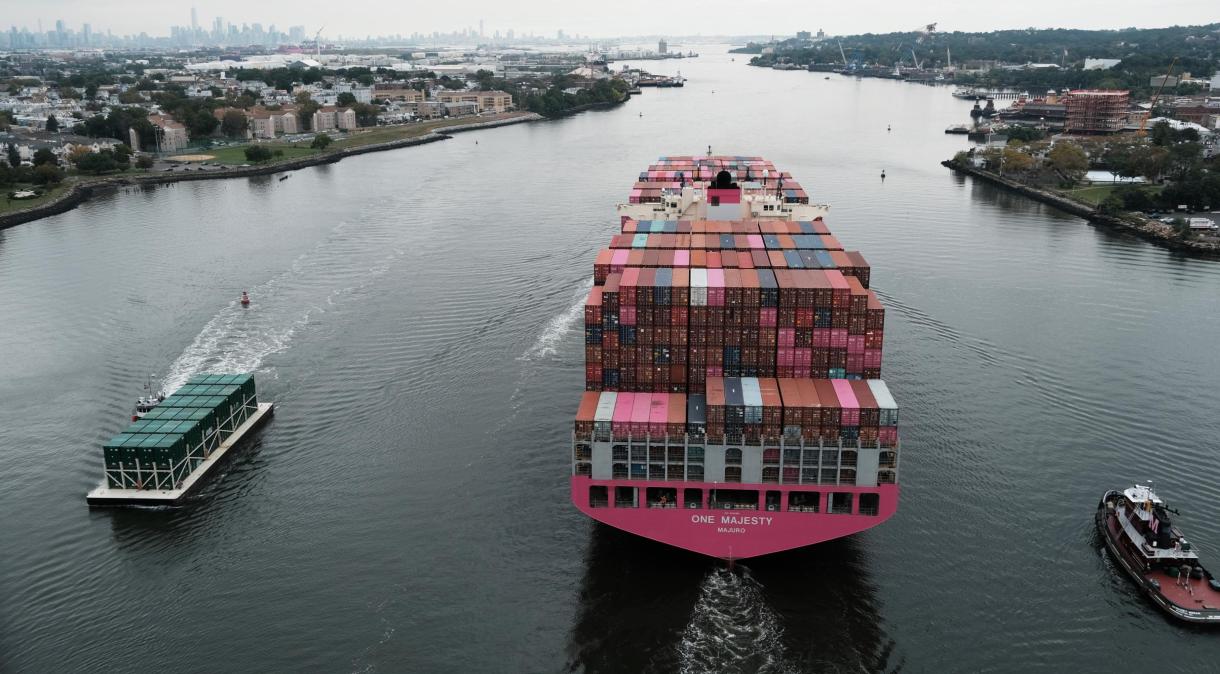 Um navio de carga se move sob a ponte de Bayonne enquanto se dirige para o oceano em 6 de outubro em Bayonne, Nova Jersey. As interrupções da cadeia de abastecimento global continuaram a afetar a economia dos EUA