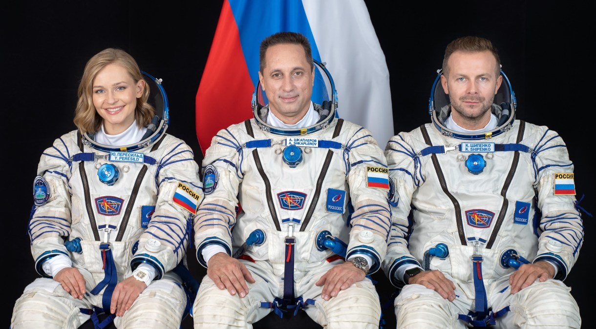 Membros da equipe do Soyuz MS-19 incluem (a partir da esquerda) a atriz Yulia Peresild, o veterano cosmonauta russo Anton Shkaplerov e o produtor de cinema Klim Shipenko