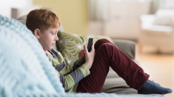 Especialista explica como ajudar seu filho a ter uma navegação online mais segura e a discernir conteúdos 