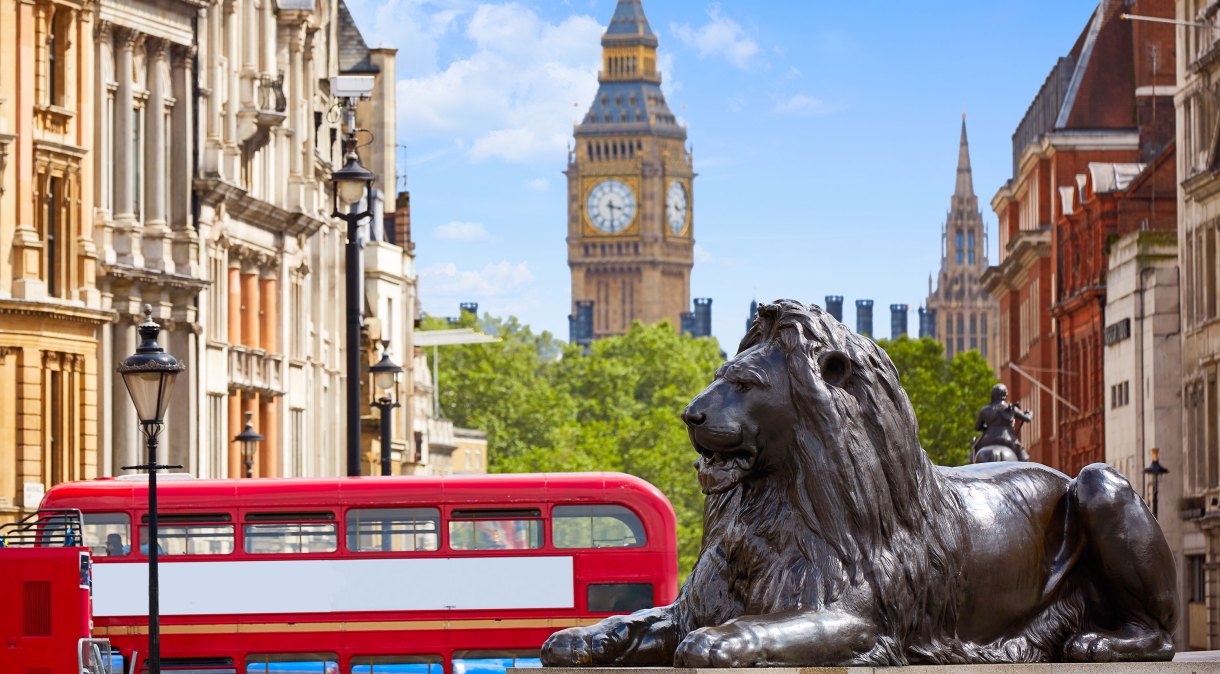 Existem quatro estátuas "Landseer Lions" na Praça Trafalgar, em Londres