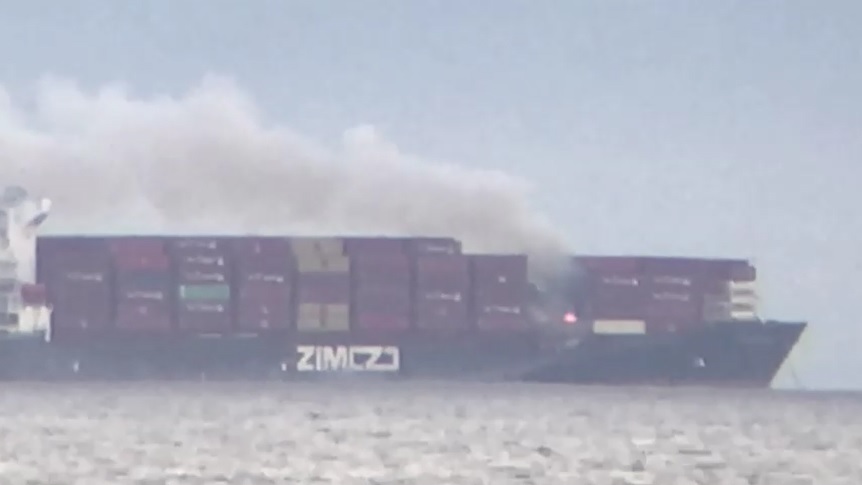 Dezesseis tripulantes foram evacuados do navio MV Zim Kingston, enquanto cinco permaneceram a bordo para combater o incêndio