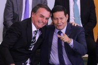 Todo mundo jogaria pedra nele, diz Mourão sobre ausência de Bolsonaro na COP26