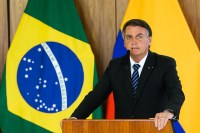 Bolsonaro promete ajuda a caminhoneiros autônomos ‘para compensar aumento do diesel’