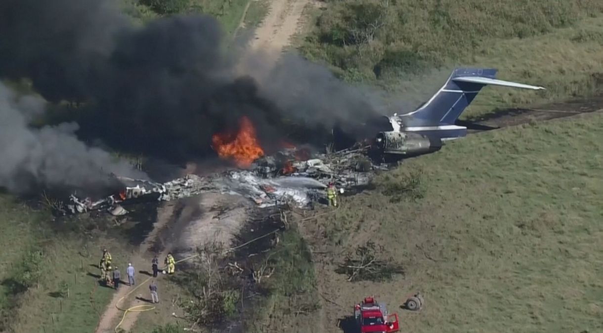 Avião com 21 pessoas a bordo cai no Texas; apenas uma ficou ferida