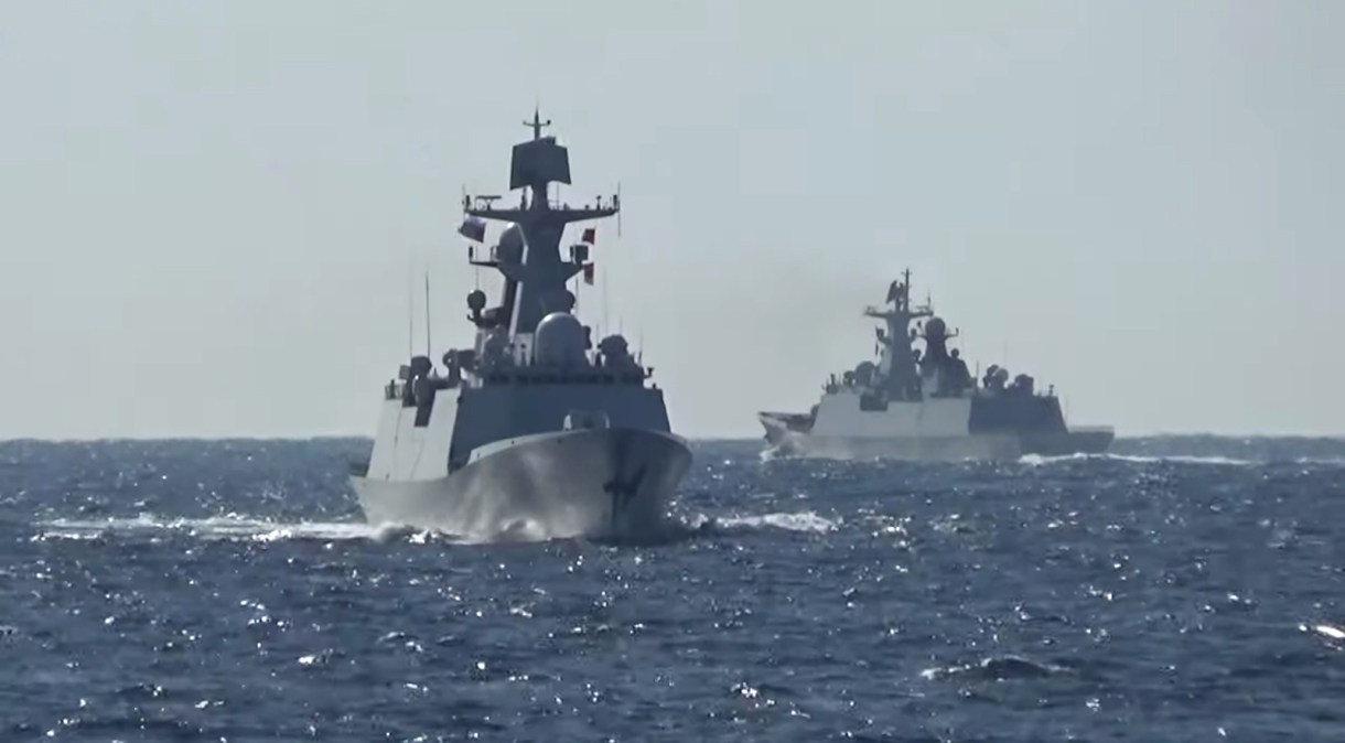 Um grupo de navios da Rússia e da China conduz uma patrulha militar marítima conjunta nas águas do Oceano Pacífico