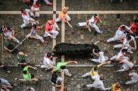 Denúncia de estupro provoca protestos no festival de Pamplona, na Espanha