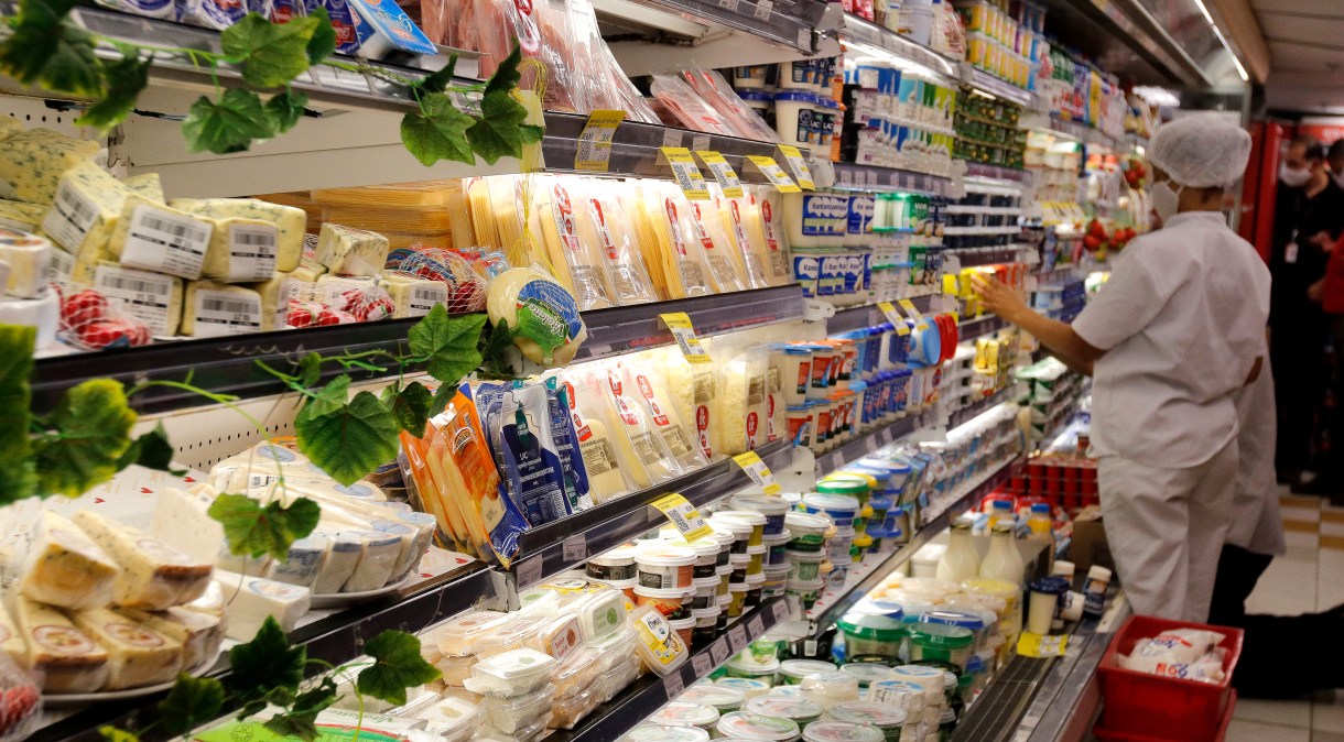 Alimentos e bebidas subiram menos, mas ainda estão 13,43% mais caros que há um ano