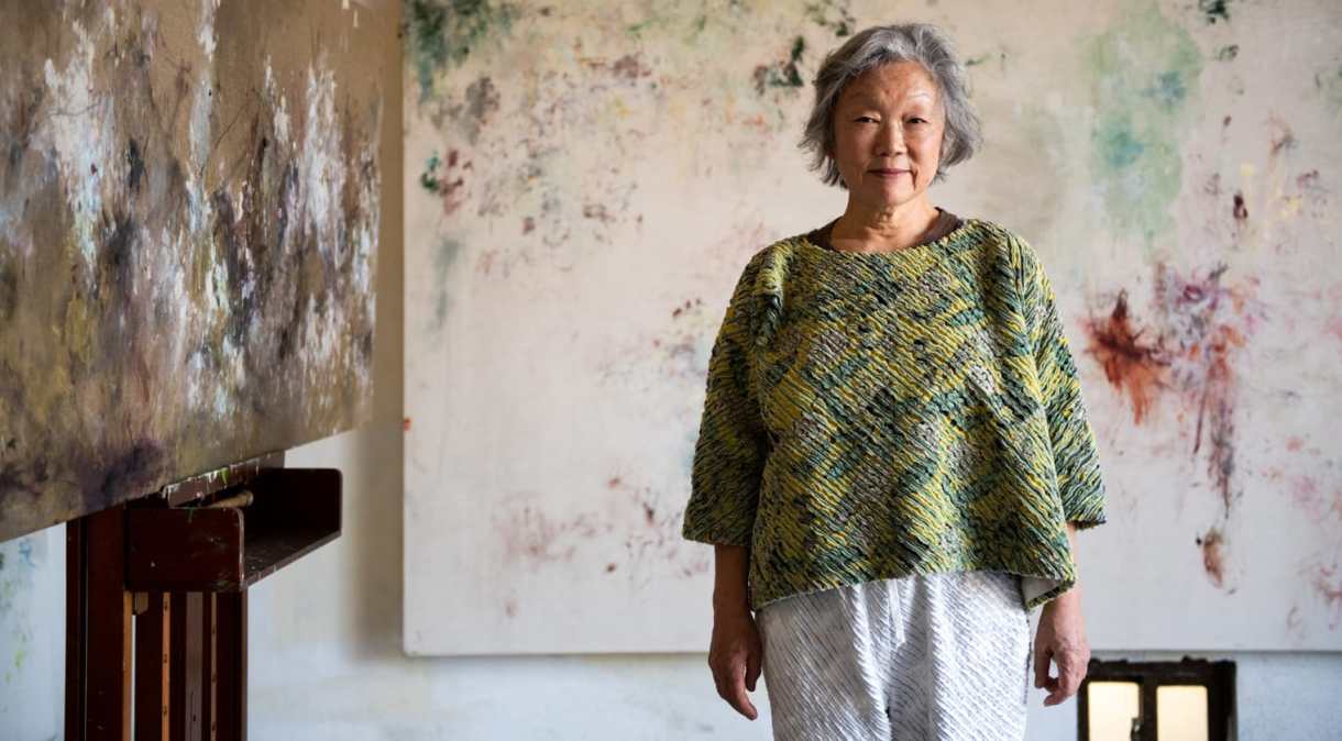 A artista sul-coreana Myonghi Kang começou a trabalhar em sua pintura "Le temps des cammelia" no final da década de 1980