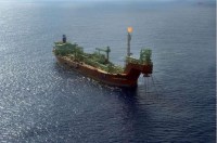 Frota misteriosa de 600 embarcações ajuda Rússia a entregar petróleo pelo mundo