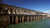 Tempestade desliga 5 turbinas de Itaipu e obriga usina a verter água