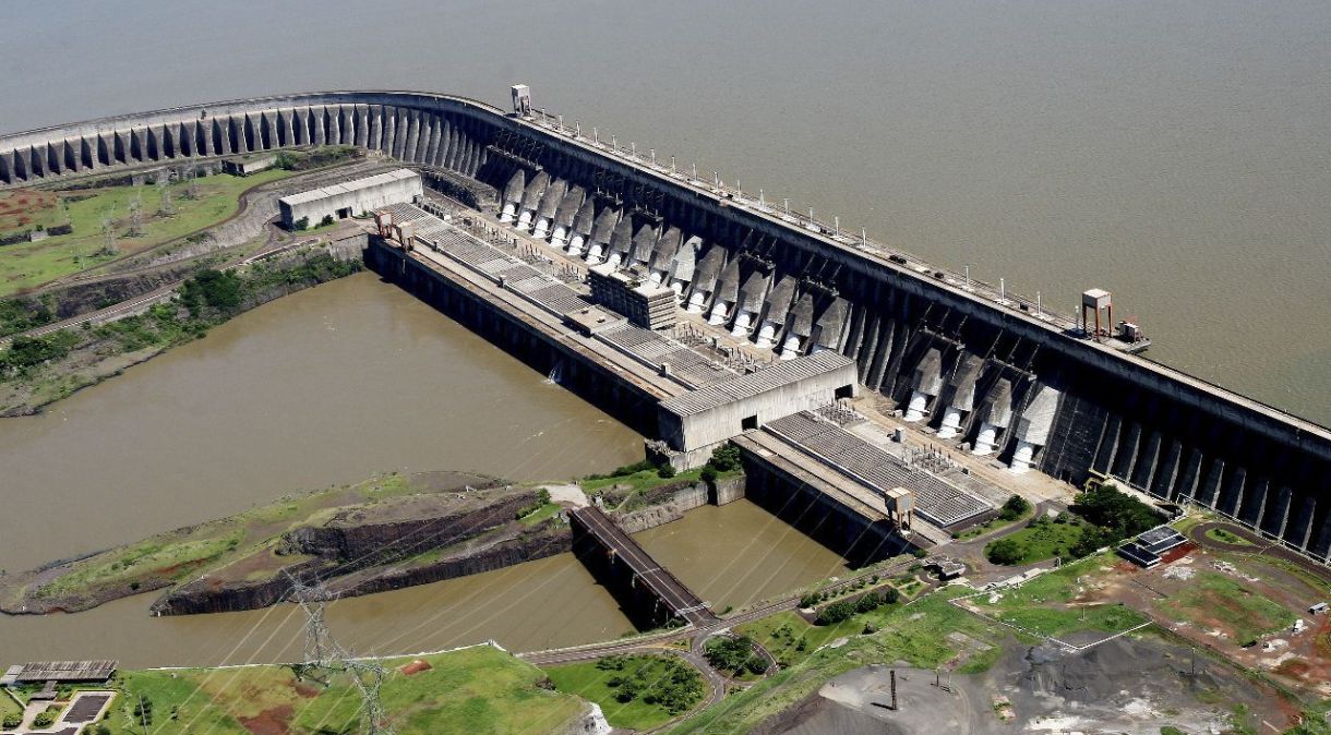 Usina hidrelétrica de Itaipu tem gerado menos energia, mas permanece com grande participação no abastecimento do Brasil e do Paraguai