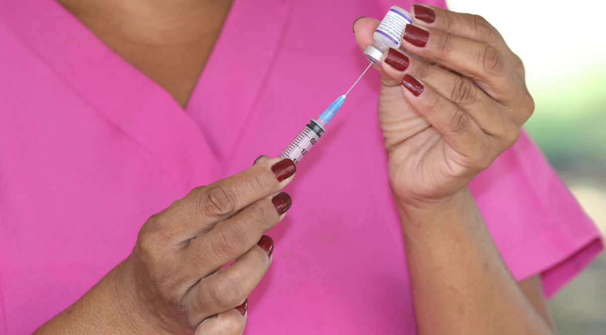 Não existem evidências científicas da associação entre as vacinas contra a Covid-19 e a Aids