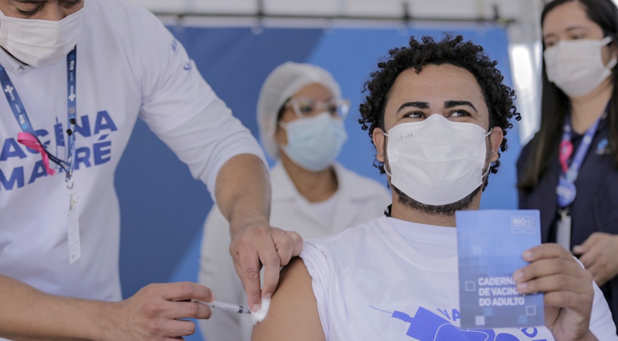 Após flexibilizar o uso de máscaras, Rio de Janeiro ainda tenta aplicar a 2ª dose da vacina em uma parcela da população