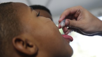 No Dia Mundial de Combate a Pólio, celebrado em 24 de outubro, especialistas alertam que doença pode retornar ao Brasil, mesmo tendo sido erradicada há 31 anos