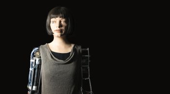 Ai-Da é o primeiro robô humanoide ultra-realista e artista que aprendeu a imitar humanos baseados em seus comportamentos