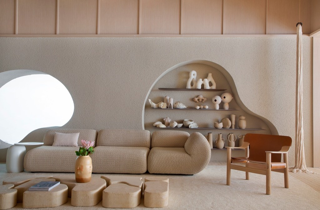 O novo minimalismo na decoração: assim serão as casas monocromáticas em 2022. Na foto, a Casa Olaria, de Nildo José, na CasaCor SP/ Divulgação