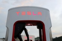 Tesla tem lucro recorde em 2021, mas faz alerta sobre falta de chips