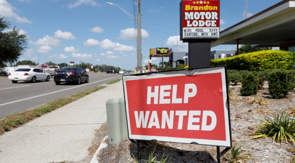 Cartaz anunciando vaga de emprego na Flórida, EUA01/06/2021. REUTERS/Octavio Jones