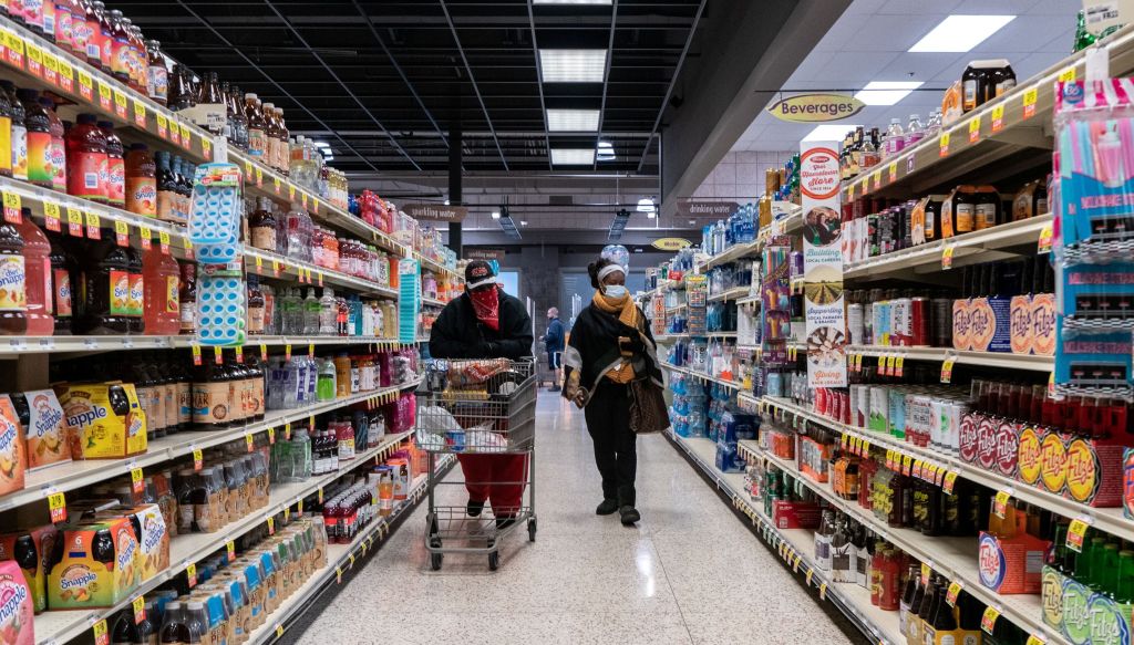 Consumidores fazem compras em supermercado de St. Louis, nos EUA
