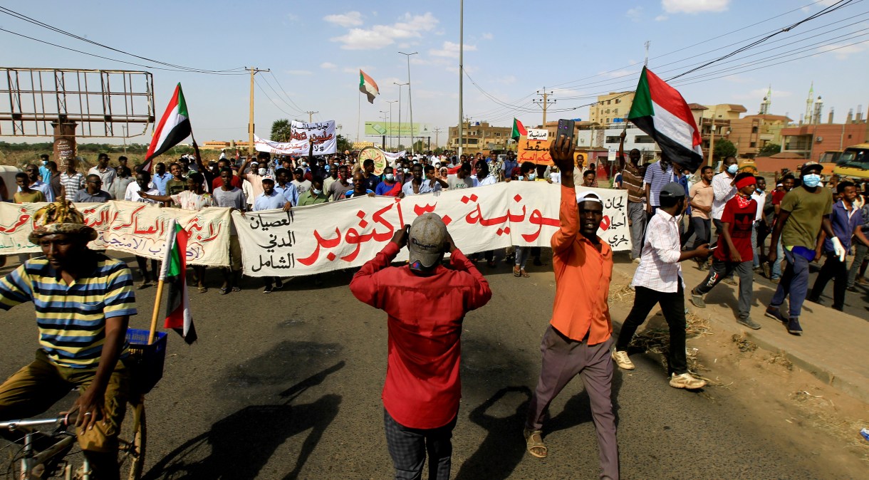 Sudaneses protestam contra golpe militar em Cartum