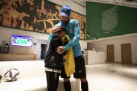 Torcedor Bruninho visita Seleção Brasileira e se emociona ao conhecer Neymar