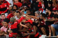 Flamengo vence Ceará e evita título antecipado do Atlético-MG no Brasileirão