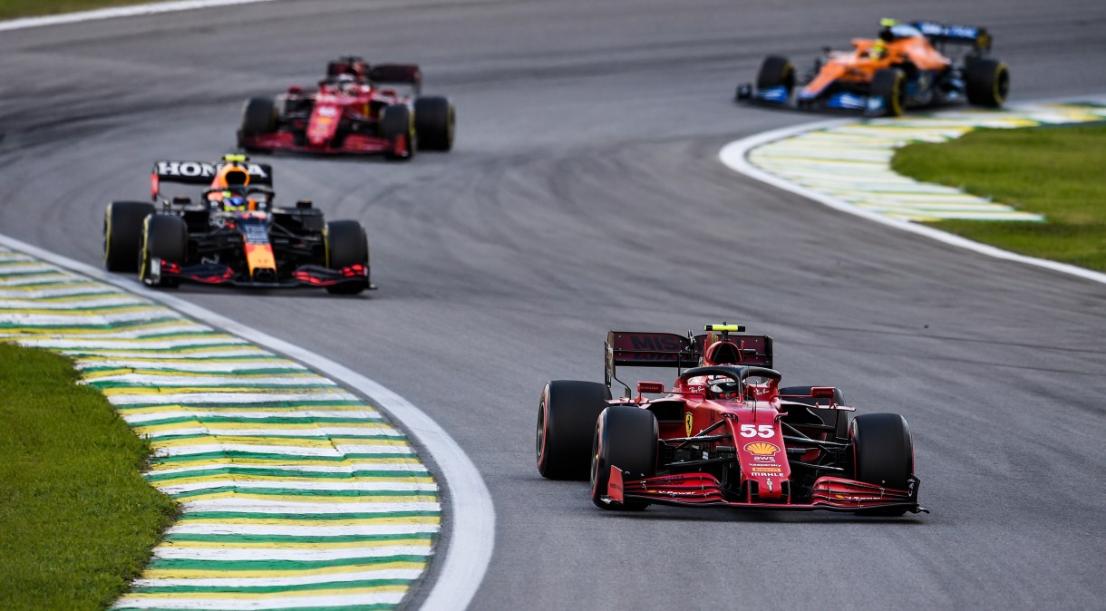 Piloto espanhol Carlos Sainz Jr da equipe Ferrari na Sprint Race do Grande Prêmio São Paulo realizado no Autódromo de Interlagos pelo circuito mundial da Fórmula 1 na temporada 2021