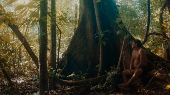 Os costumes, rituais e as lendas levam os espectadores a um olhar antropológico sobre essa comunidade que mora no Brasil