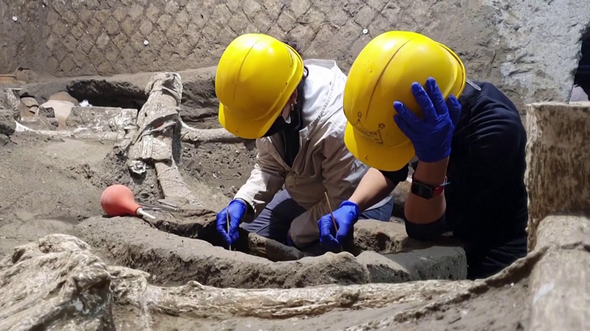 Arqueólogos trabalham na escavação de quarto de escravos em Pompeia