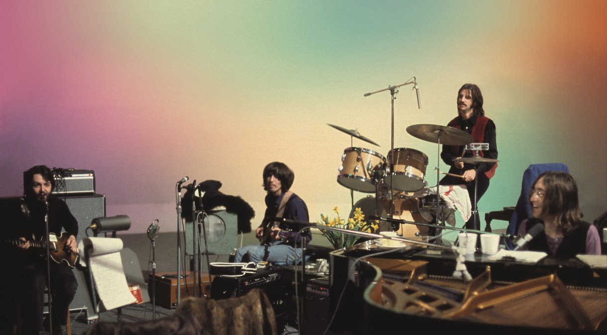 Paul McCartney, George Harrison, Ringo Starr e John Lennon em estúdio durante documentário "Get Back"