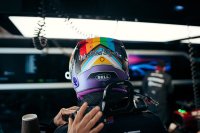 Em protesto, Hamilton entra na pista do Catar com capacete de arco-íris