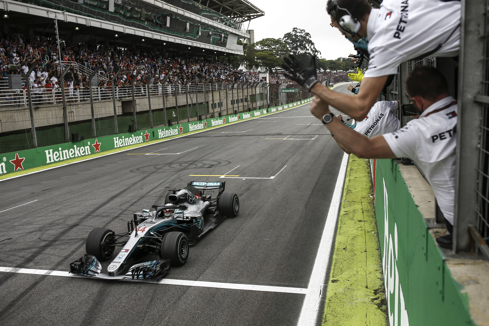 Equipe Mercedes comemora vitória no GP do Brasil de 2018, em Interlagos