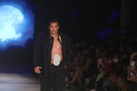 Luciano Szafir desfila com bolsa de colostomia na São Paulo Fashion Week