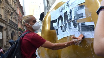 Réplica do “touro de Wall Street” foi inaugurada nesta terça-feira (16) diante da sede da Bolsa de Valores brasileira, no centro de São Paulo