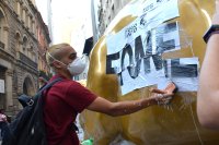 Escultura do “touro de ouro” amanhece pichada e com cartaz contra a fome