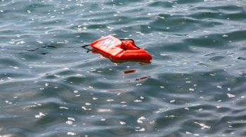 Pescadores encontraram um bote vazio e pessoas boiando nas proximidades; primeiro-ministro Boris Johnson convocou reunião de emergência