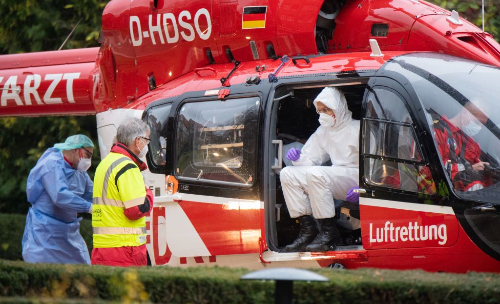 Paciente com Covid-19 grave sendo transportado de helicóptero na Alemanha.
