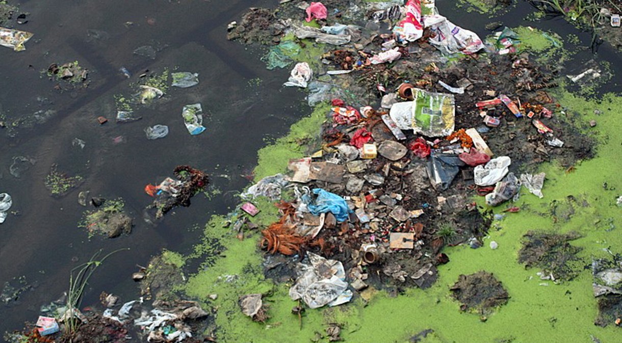 Devido ao esgoto e resíduos industriais despejados no rio Yamuna, ele se tornou um dos rios mais sujos da Índia