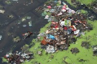 Na Índia, espuma tóxica cobre rio usado para festividades religiosas