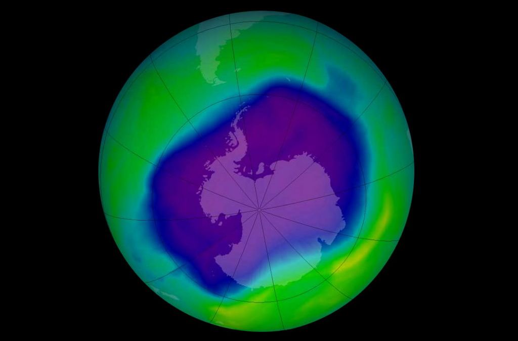 E 2006, a área azul e roxa mostrava o tamanho do buraco na camada de ozônio, com mais de 29,5 milhões de quilômetros quadrados