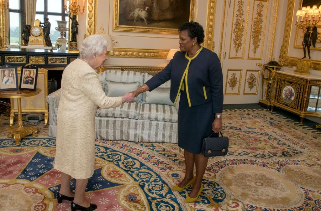 A atual presidente de Barbados, Sandra Mason, e rainha Elizabeth durante encontro. Mason substituiu a monarca como Chefe de Estado.