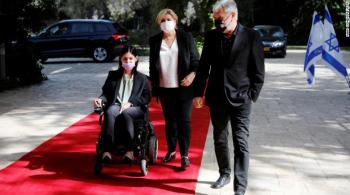 Cadeirante, Karine Elharrar, ministra de Energia israelense, não conseguiu ter acesso a uma reunião da cúpula; Boris Johnson se desculpou 