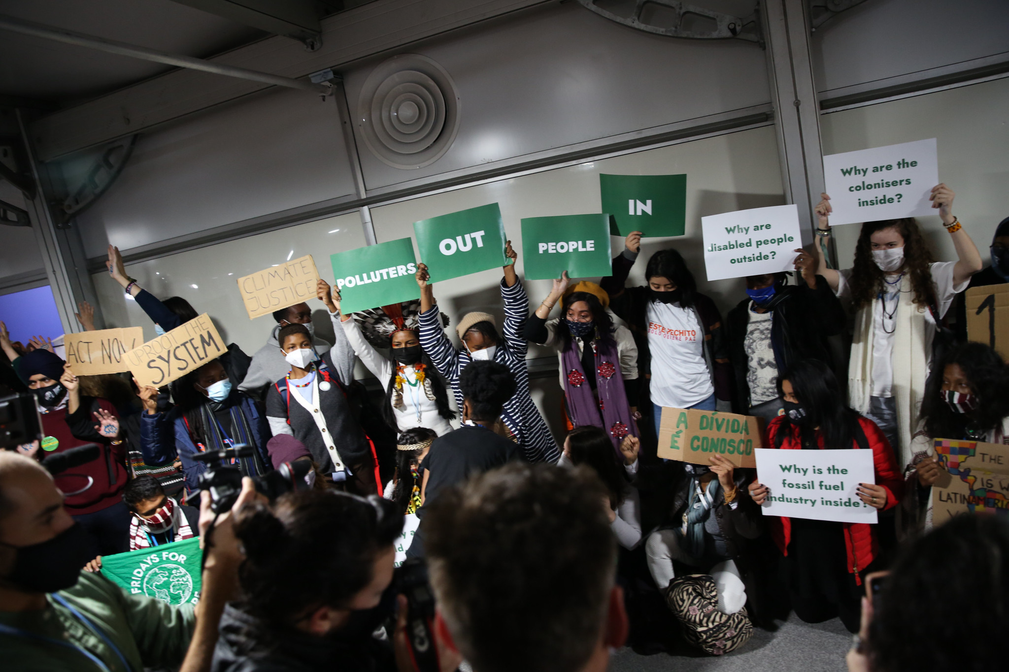 Membros da sociedade civil fazem protesto na COP26 pedindo saída de representantes de países poluidores das negociações