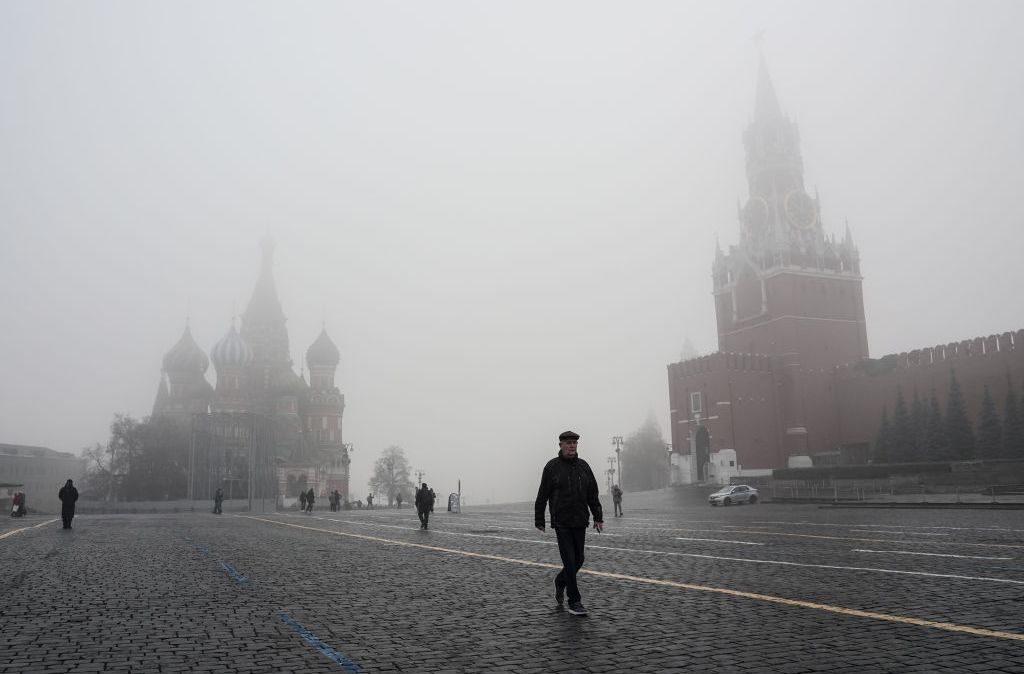 Homem caminha na Praça Vermelha em Moscou