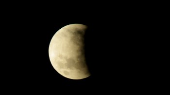 Após o eclipse solar com "anel de fogo" em 14 de outubro, será possível observar um novo fenômeno com parte da Lua encoberta pela sombra da Terra 