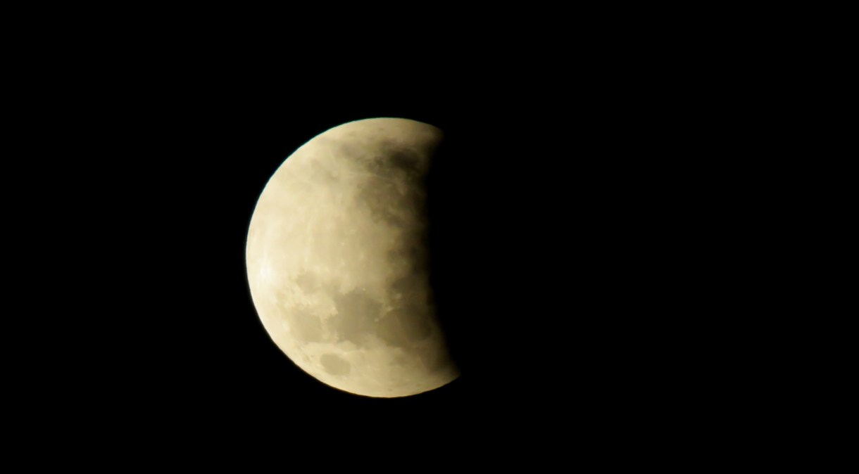 Eclipse lunar parcial é visto na cidade de Toledo/PR.