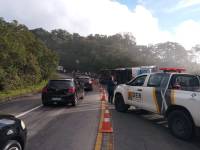 Ônibus de turismo tomba na rodovia Oswaldo Cruz (SP) e deixa 6 mortos e dezenas de feridos