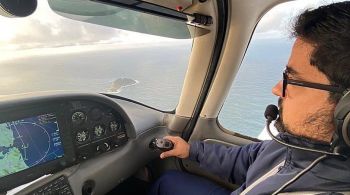 Gustavo Carneiro tinha 27 anos e era natural de Corumbá (MS); ação conjunta da FAB, Marinha e Corpos de Bombeiros do Rio e São Paulo intensificou as buscas aos outros dois ocupantes do avião